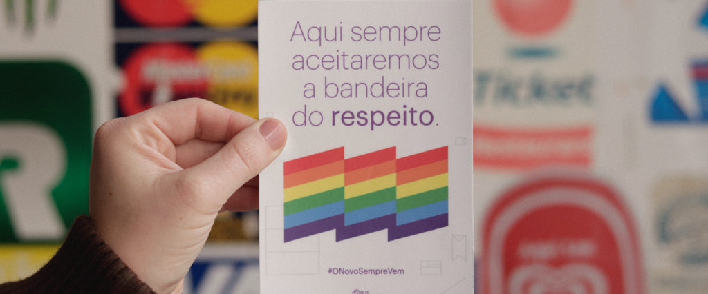 Adesivo com a frase "Aqui sempre aceitaremos a bandeira do respeito"