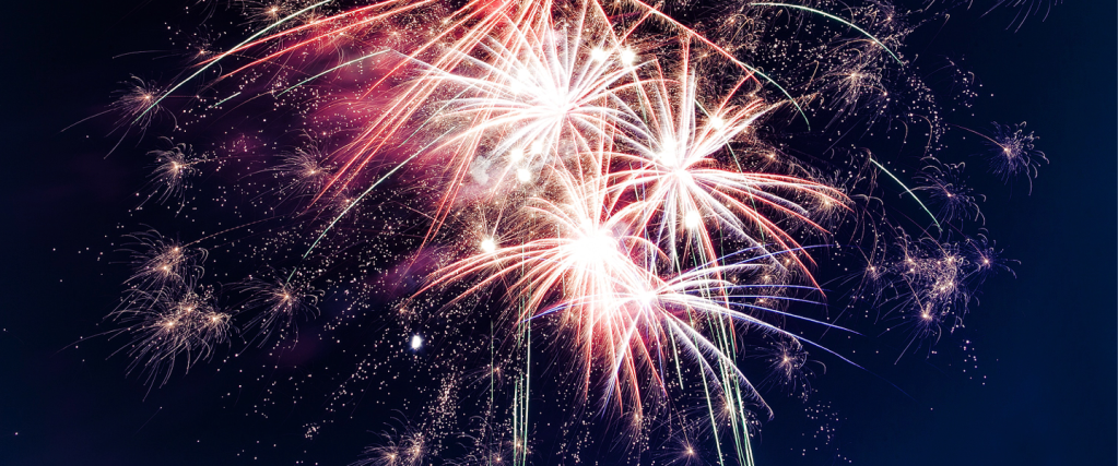 Fogos de artifício estourando no céu no ano-novo