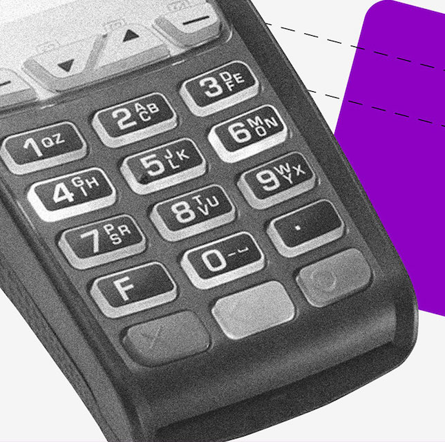 Estorno do cartão de crédito: no fundo cinza, a imagem preta e branca de uma maquininha de cartão. Ao lado, um retângulo roxo no formato de um cartão.