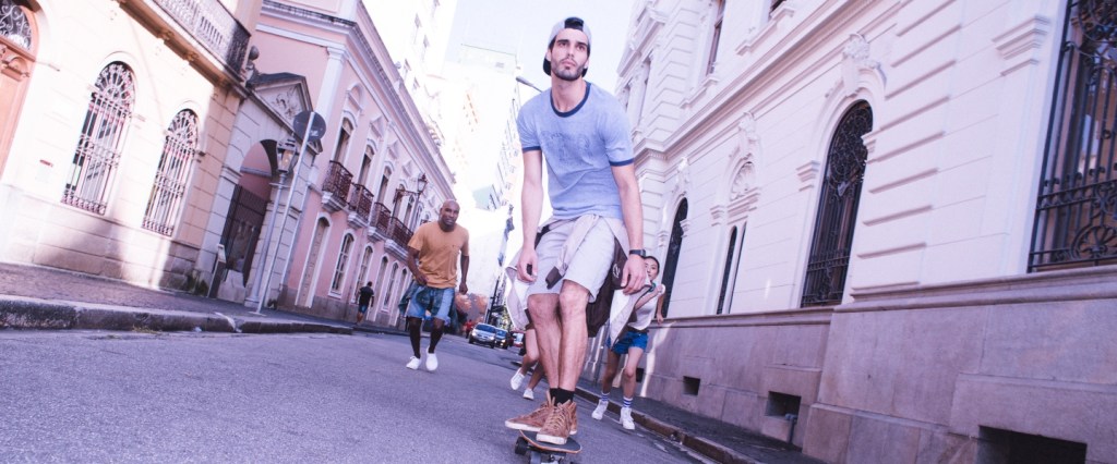 Cuidados na hora de pedir um empréstimo pessoal: um jovem andando de skate com amigos