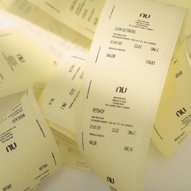 IOF cartão de crédito - Imagem de comprovantes de pagamento amarelos.