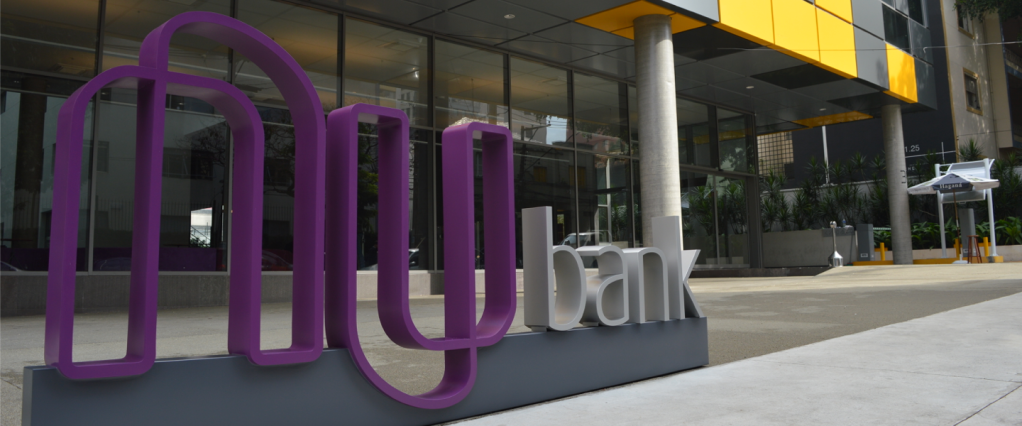 Logo do Nubank na entrada do prédio da empresa, em São Paulo