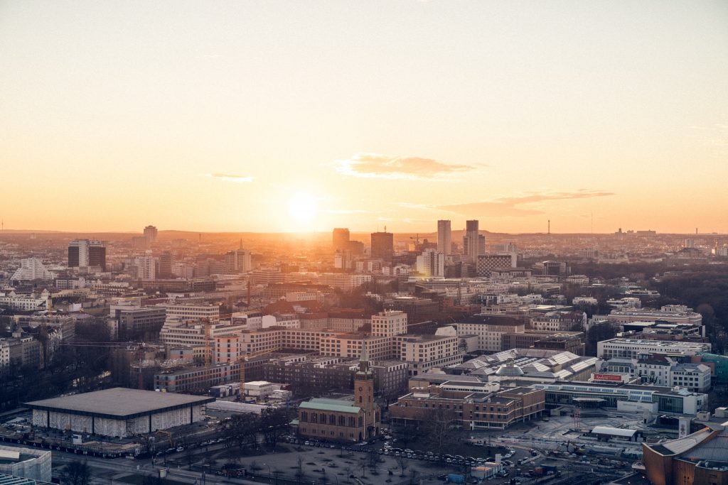 Foto mostra o pôr-do-sol em Berlim