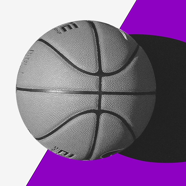 Programa de pontuação: uma bola de basquete sobre um fundo branco e roxo.