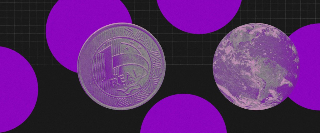 Orçamento de viagem: fundo preto com cinco grandes círculos roxos espalhados. Na frente, uma moeda de um real roxa e um globo terrestre roxo.