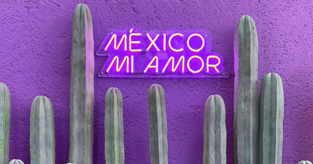 Parede roxa com letreiro luminoso escrito México Mi Amor