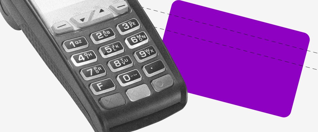 Crédito ou débito: colagem de um terminal de cartão de crédito ao lado de uma figura roxa no formato de um cartão de crédito.