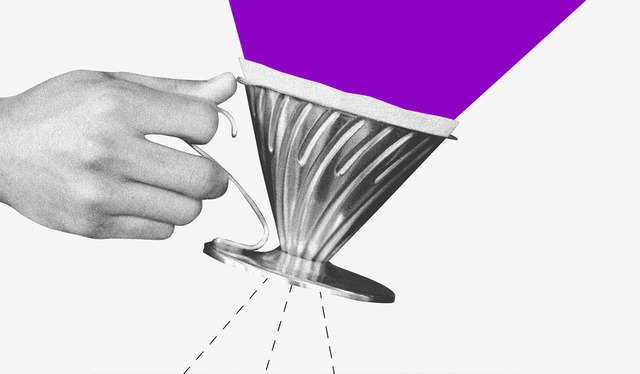 Malha Fina: uma mão segura um coador de café; sobre o coador, um triângulo roxo.