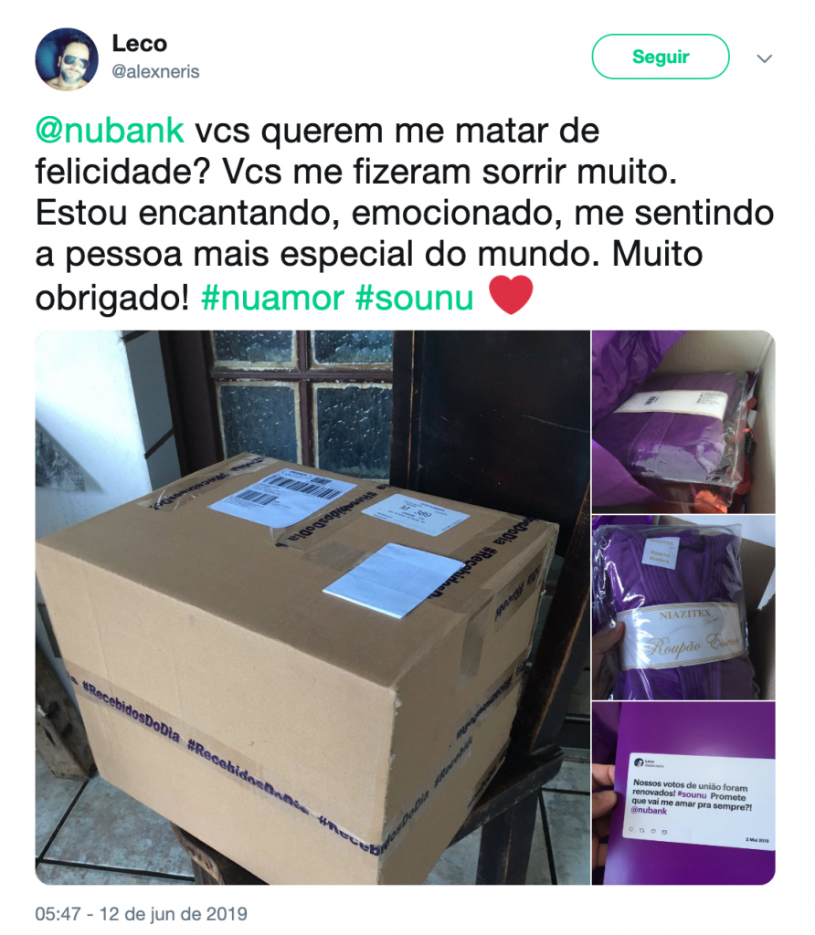 Uma caixa e fotos de um roupão roxo