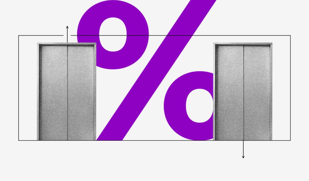 Juros simples e juros compostos: colagem de dois elevadores com um símbolo de porcentagem roxo entre eles.