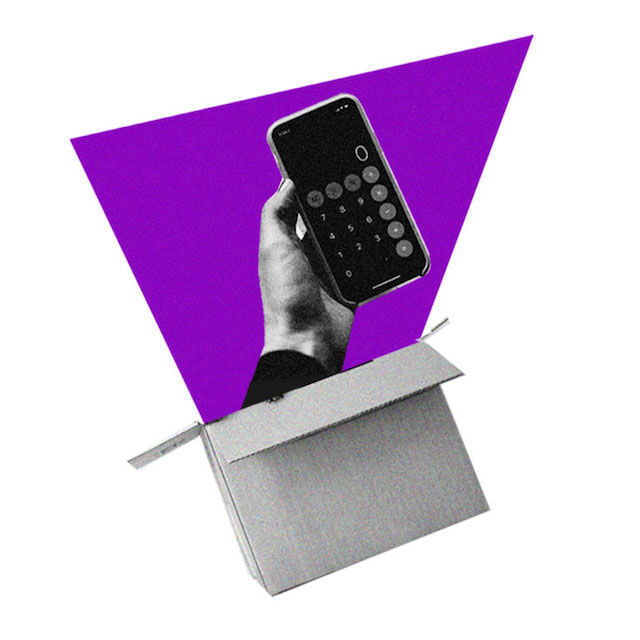 Quanto custa morar sozinho: no fundo branco, colagem de uma caixa de papelão da qual sai uma mão com um celular. Na tela do celular, a calculadora. Ao fundo, uma forma geométrica roxa.