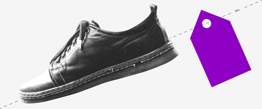 O que é tax free: imagem de um sapato preto com uma etiqueta roxa ilustra o post sobre tax free