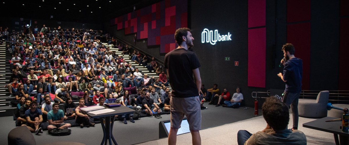 Coffee Break e MegaDemo: como são os encontros de toda a equipe do Nubank