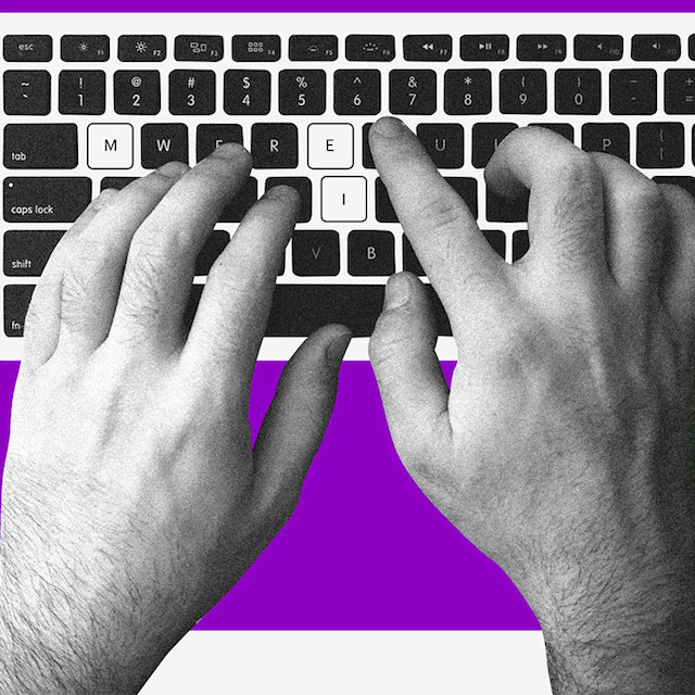 O que é MEI: imagem de duas mãos digitando no teclado de um notebook vistas de cima. No teclado preto e branco, as teclas M, E e I estão destacadas, formando a palavra MEI.