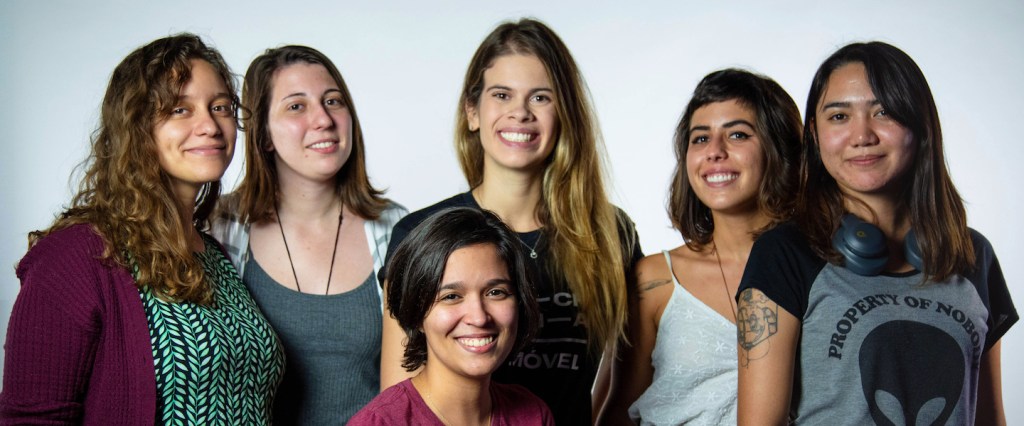 Yes She Codes: foto de um grupo de seis mulheres engenheiras de software. Cinco estão de pé e uma está abaixada na frente.