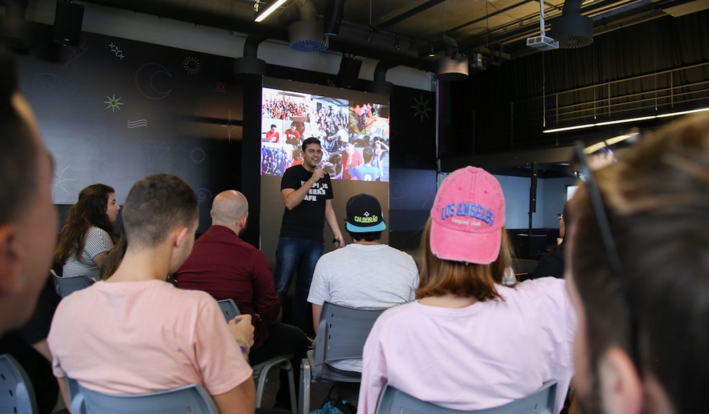 Yuri Dantas, Head of Customer Experience do Nubank, em palestra para os estudantes.