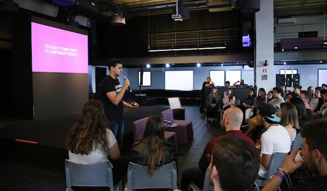 Nubank Day: Yuri Dantas, Head of Customer Xperience do Nubank, em palestra para estudantes.