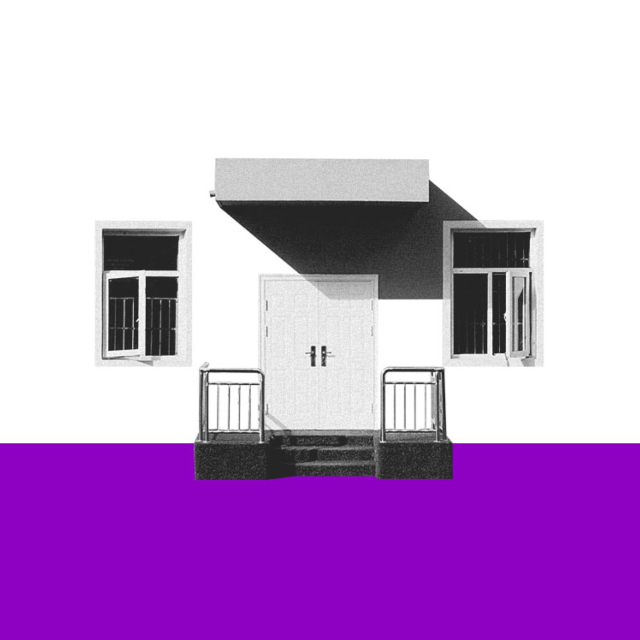 Comprar ou alugar: uma foto preta e branca da frente de uma casa, com uma porta no centro e duas janelas uma de cada lado