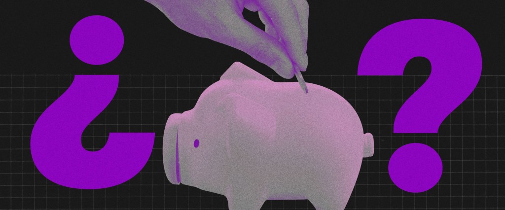 Guardar dinheiro: cofre de porquinho furta cor em um fundo preto entre dois pontos de interrogação roxos. Uma mão vem por cima colocando uma moeda