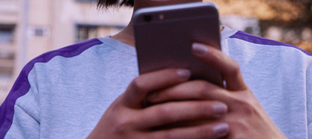 Nubank é o aplicativo de banco digital mais baixado do mundo: mãos segurando um celular