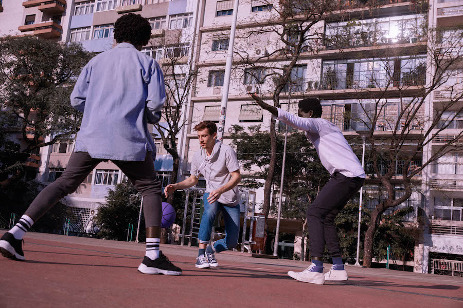 Freela: três homens jogando basquete com uma bola roxa