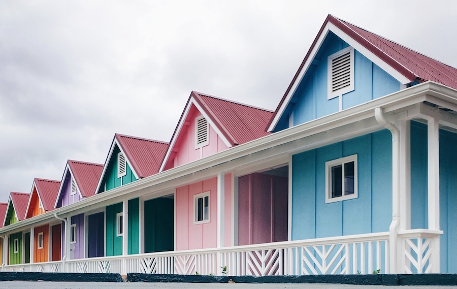 Como planejar uma viagem: casas coloridas enfileiradas