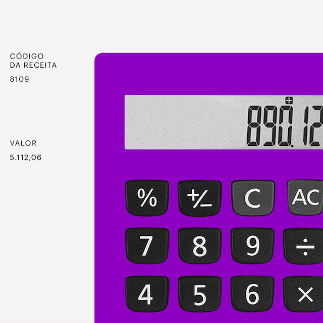 O que é DARF: Calculadora roxa com o número 890,12 na tela.Ao lado, os escritos "Código da Receita 8109" e "Valor 5.112,06".