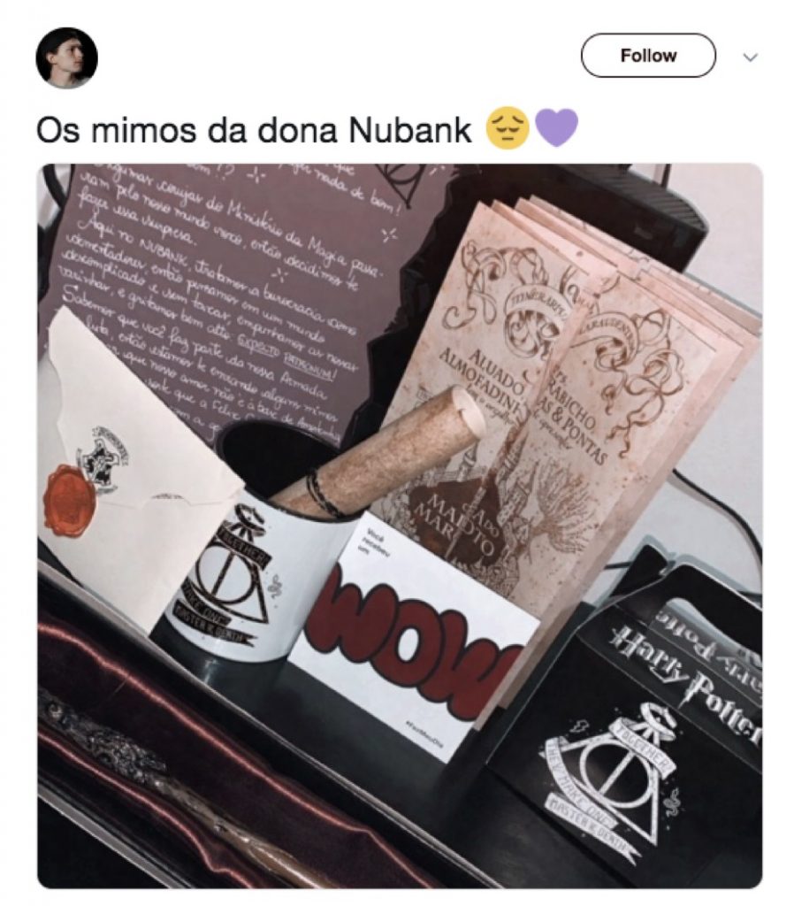 Foto de tuíte de cliente mostrando o kit de presentes Harry Potter recebido