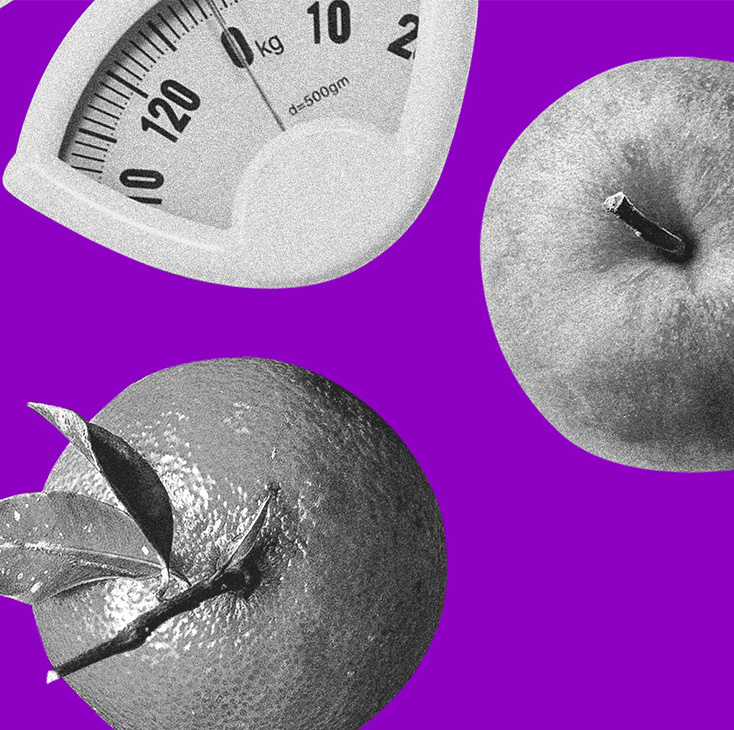 Custo-benefício: uma laranja e uma maçã vistas de cima sobre uma balança roxa