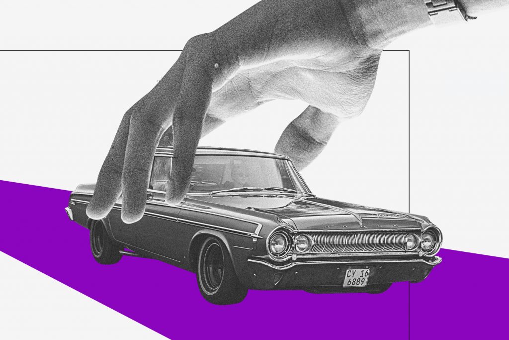 Renda extra: ilustração mostra mão segurando carro sobre pista roxa