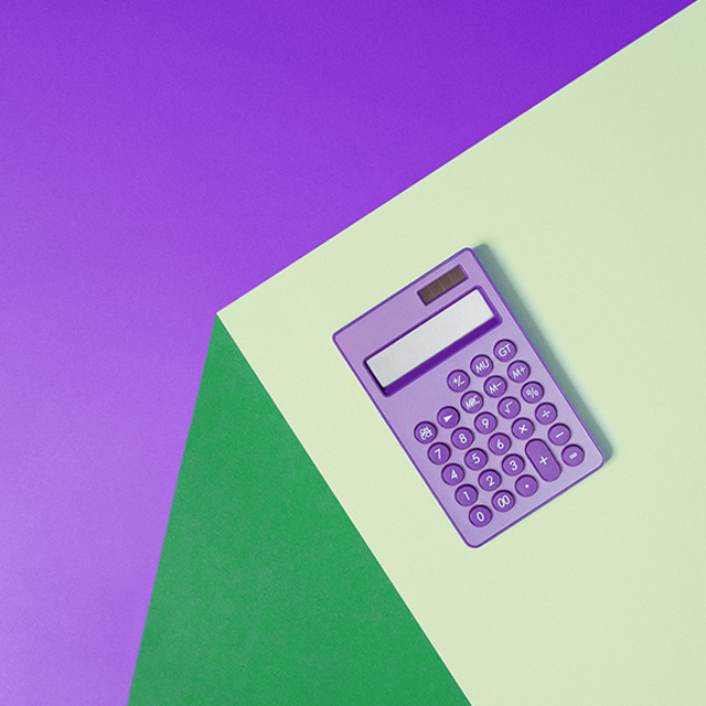 IPVA 2024: Imagem de uma calculadora roxa sobre uma mesa verde. O fundo da imagem também é roxo.