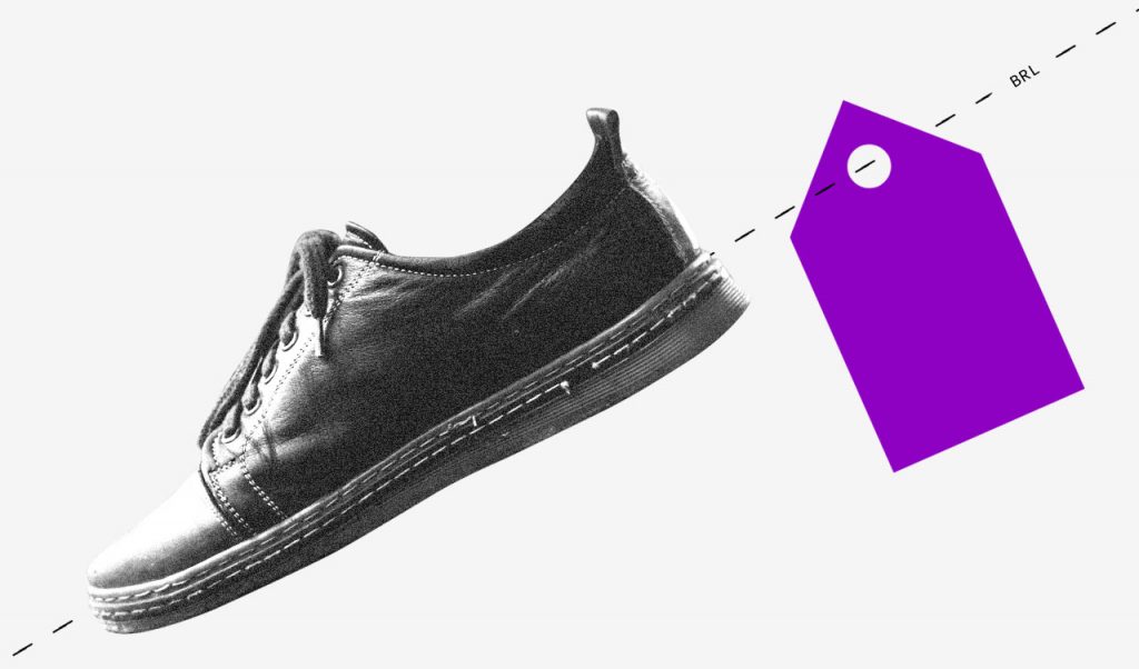 Consumo consciente: imagem de um sapato preto com uma etiqueta roxa