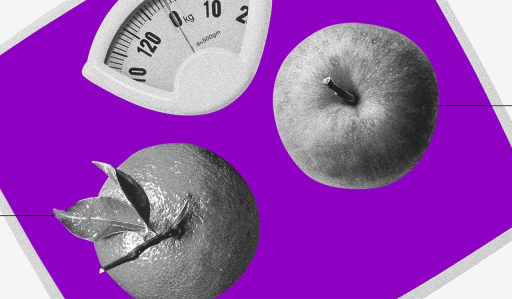Consumo consciente: uma laranja e uma maçã vistas de cima sobre uma balança roxa