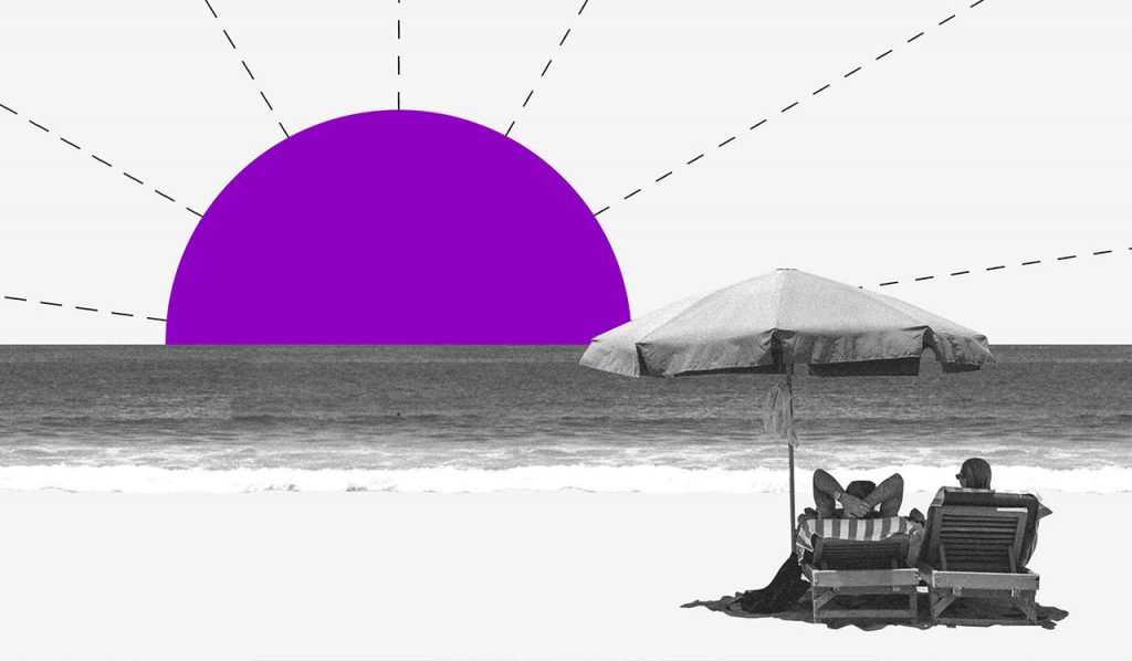 tendências 2020: uma colagem de um casal deitado em cadeiras de praia, sob um guarda-sol, vendo o sol se pôr.
