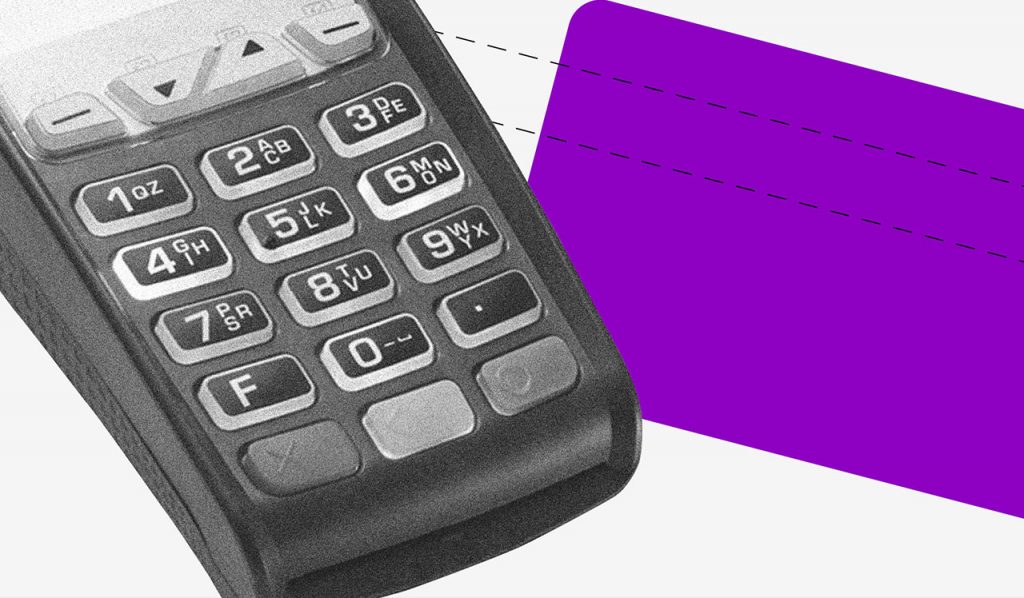 tipos de orçamento: no fundo cinza, a imagem preta e branca de uma maquininha de cartão. Ao lado, um retângulo roxo no formato de um cartão.