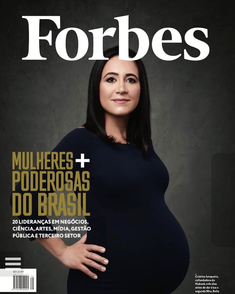 Foto da capa da revista Forbes com a co-fundadora do Nubank, Cristina Junqueira. Ela está com um vestido preto, olhando para a câmera, com a mão na cintura e a barrida de 40 semanas de gravidez. Na chamada está escrito "Mulheres mais poderosas do Brasil".