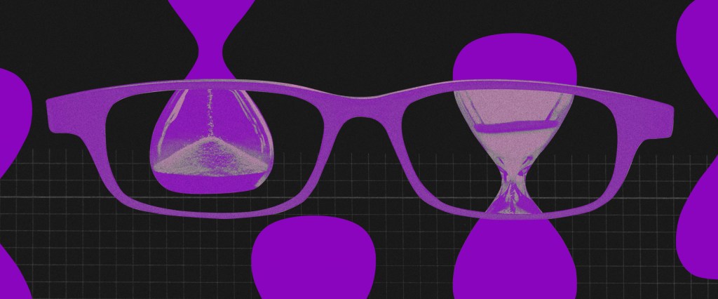 Imagem de um óculos de armação roxa em frente a uma ampulheta também roxa. Os dois estão num fundo preto.