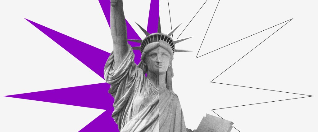 Fed corta juros: imagem da estátua da liberdade com um fundo branco e roxo atrás
