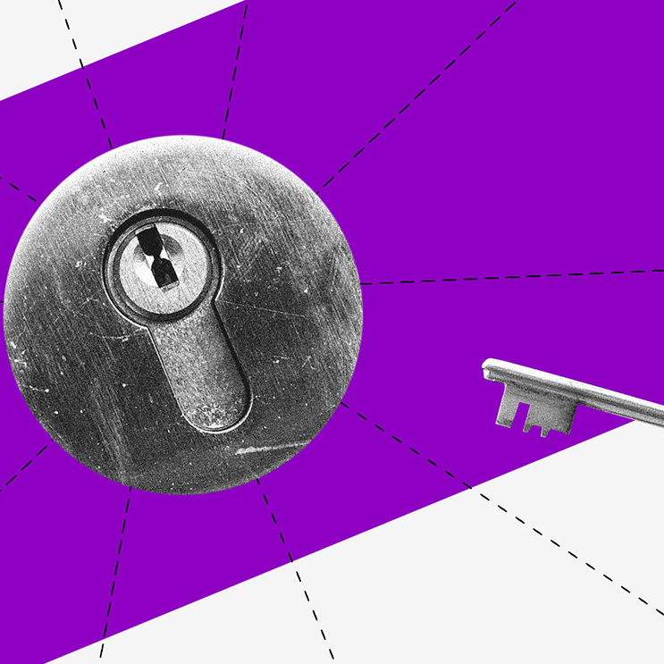 Saque do FGTS: imagem em preto e branco de uma fechadura em frente a um retângulo roxo. Uma mão segurando uma chave se aproxima dela.