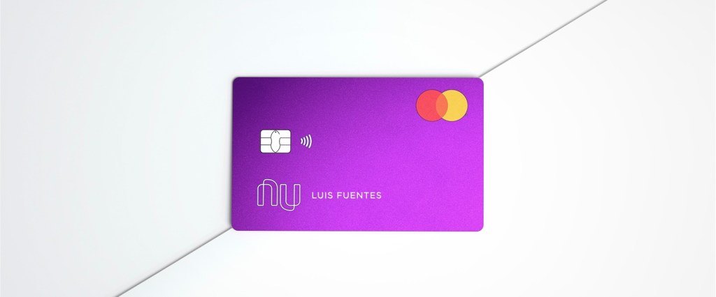 Nubank México: cartão de crédito roxo do Nubank com o nome Luis Fuentes