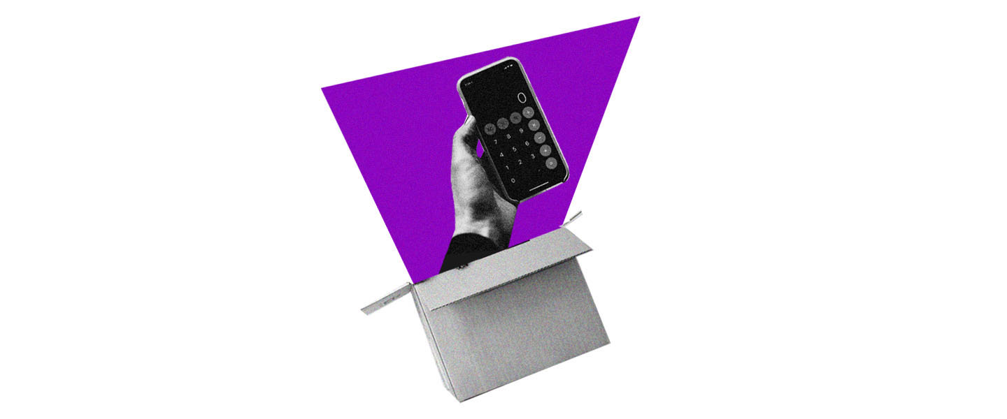Comprar online com segurança: no fundo branco, colagem de uma caixa de papelão da qual sai uma mão com um celular. Na tela do celular, a calculadora. Ao fundo, uma forma geométrica roxa.