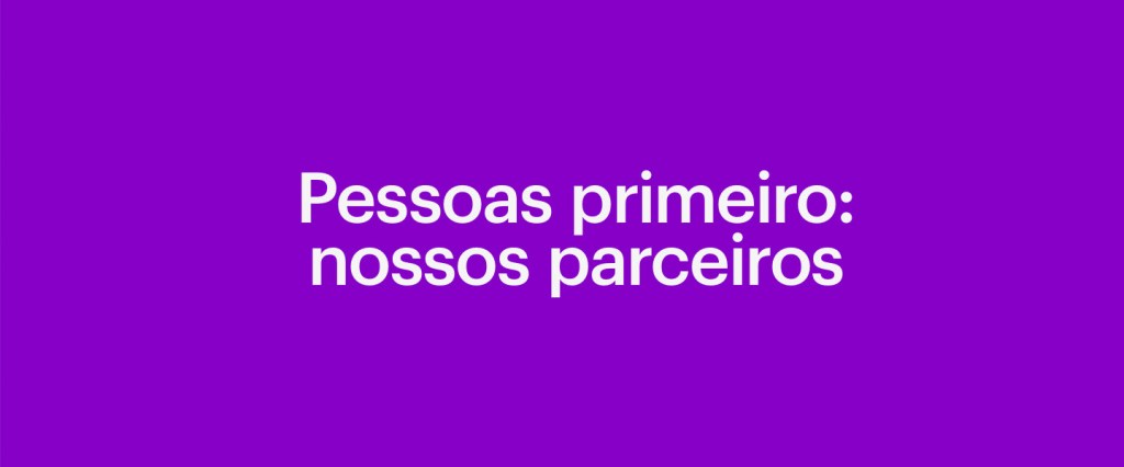 Fundo roxo com letras brancas: Pessoas primeiro: nossos parceiros