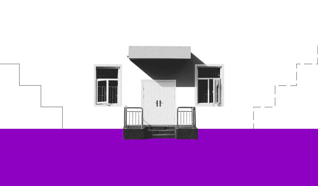 O que é streaming: uma foto preta e branca da frente de uma casa, com uma porta no centro e duas janelas uma de cada lado