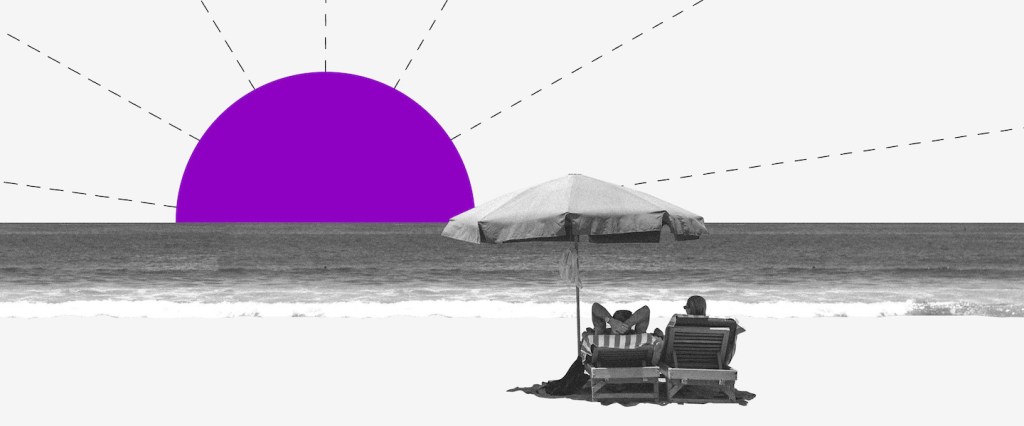 O que é streaming: uma colagem de um casal deitado em cadeiras de praia, sob um guarda-sol, vendo o sol se pôr.