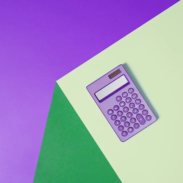 Qual é o valor do IOF? Como ele é calculado? Imagem mostra uma calculadora roxa em fundo verde claro. Ao lado, outras duas figuras geométricas se complementam, sendo um triângulo retângulo verde bandeira e o restante da imagem em fundo roxo.