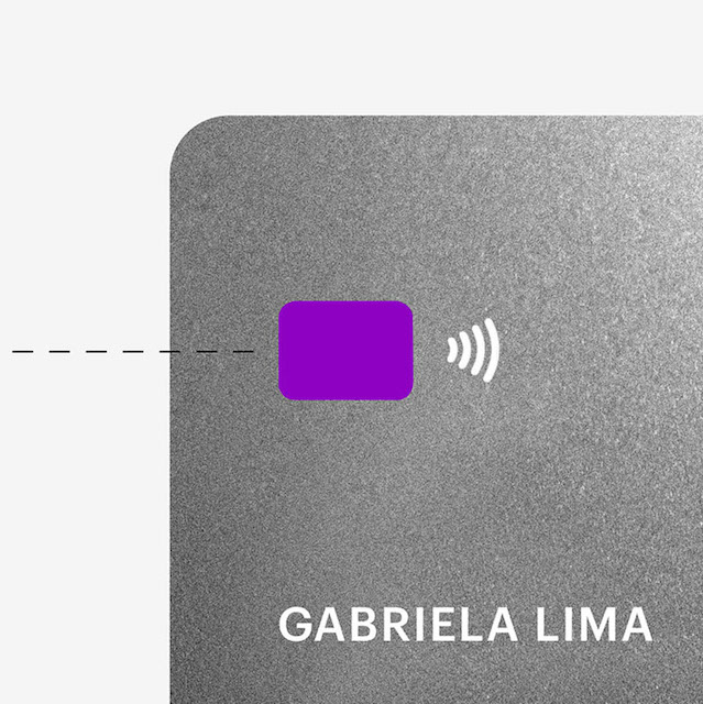 Cartão virtual: um cartão em tons de cinza e roxo conectado a palavra crédito