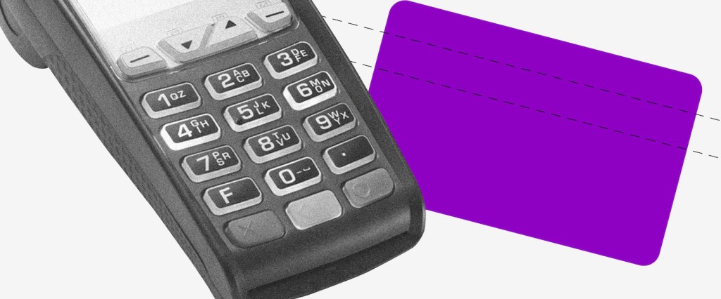 Empréstimo via maquininha: no fundo cinza, a imagem preta e branca de uma maquininha de cartão. Ao lado, um retângulo roxo no formato de um cartão.