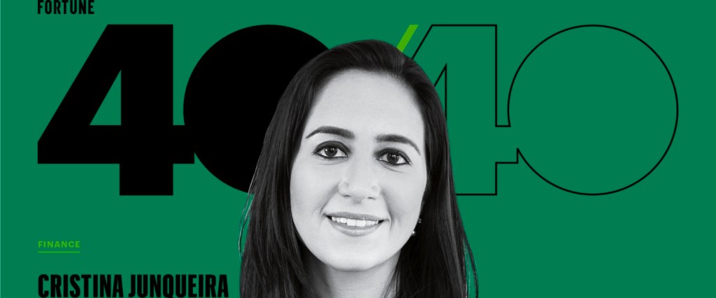 Foto em preto e branco de Cristina Junqueira sobre um fundo verde com o logo da Fortune Under 40