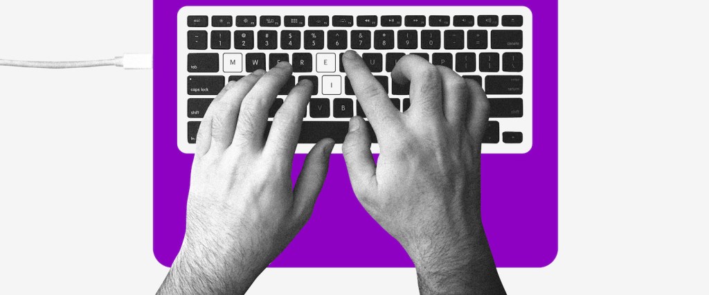 Abrir um MEI: duas mãos digitando em um teclado de notebook