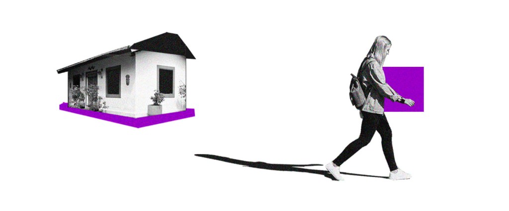 no fundo branco, colagem de uma casa em preto e branco. Na frente, uma mulher carregando uma caixa roxa.